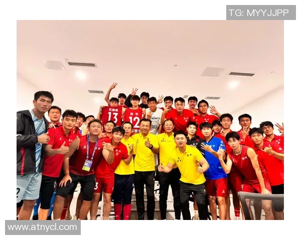 足球明星亲自为球迷拍摄手机视频展现温暖互动瞬间